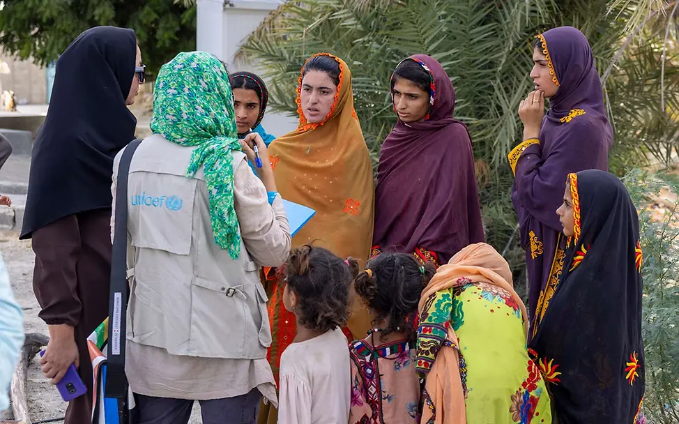 Eine UNICEF-Helferin im Gespräch mit einer Grupper von Mädchen und Frauen im südlichen Iran | © UNICEF/Sayyari Iran Spenden: Eine Gruppe von Frauen und Mädchen im südlichen Iran hört einer UNICEF-Helferin aufmerksam zu.