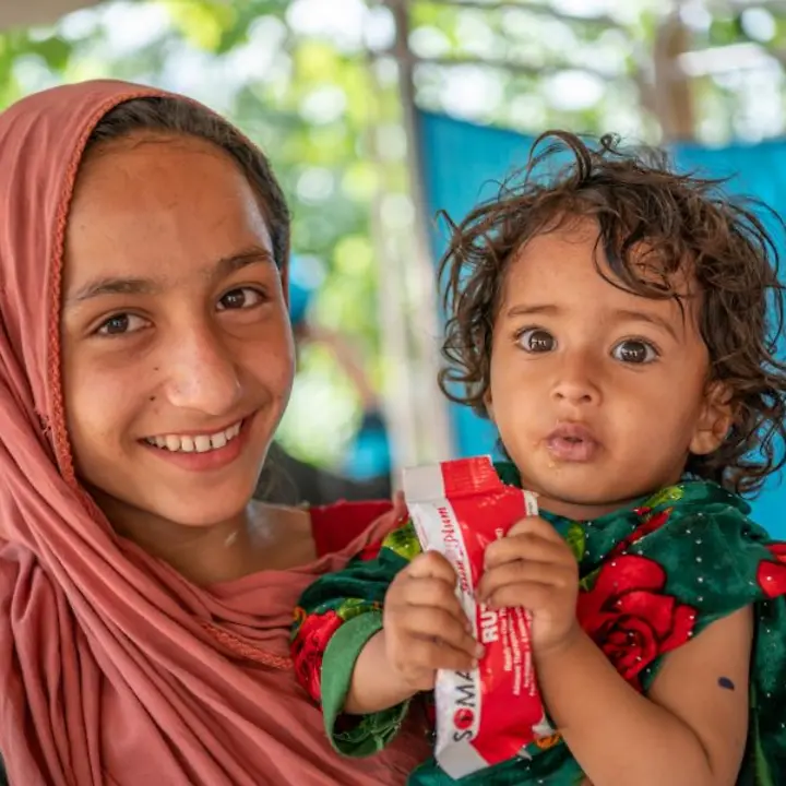 Afghanistan: Kind mit UNICEF Erdnusspaste.