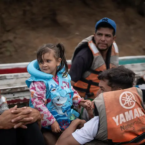 Ein kleines Mädchen auf der Flucht | © UNICEF/UNI684296/Haro Ein kleines Mädchen mit Rettungsweste