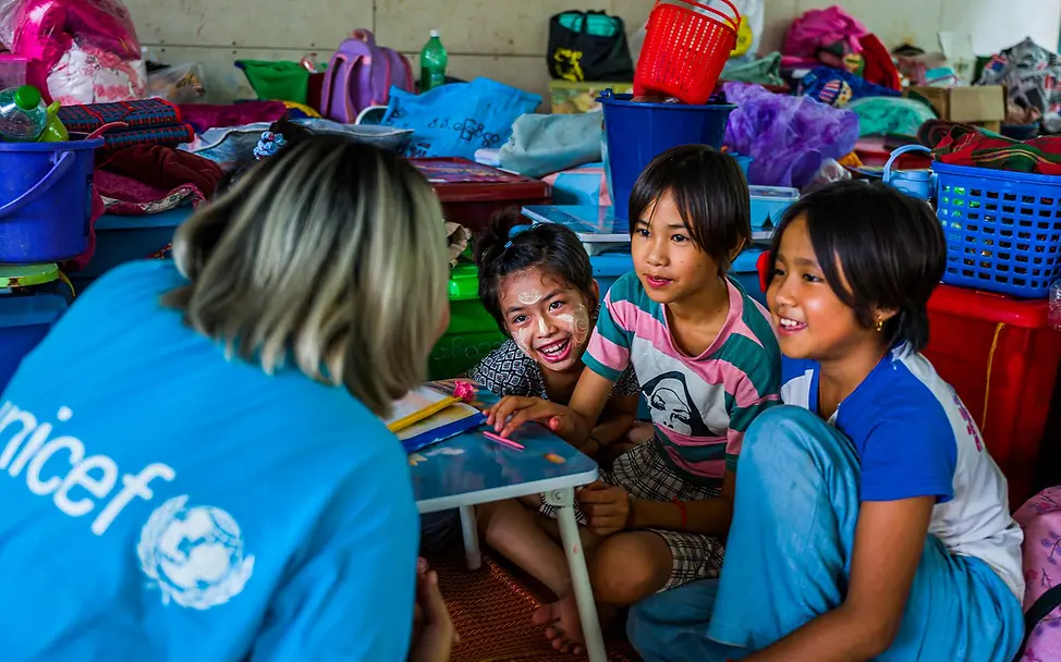 Myanmar Erdbeben spenden: Schulkinder unterhalten sich mit einer UNICEF-Helferin in einer Schule in Mandalay 