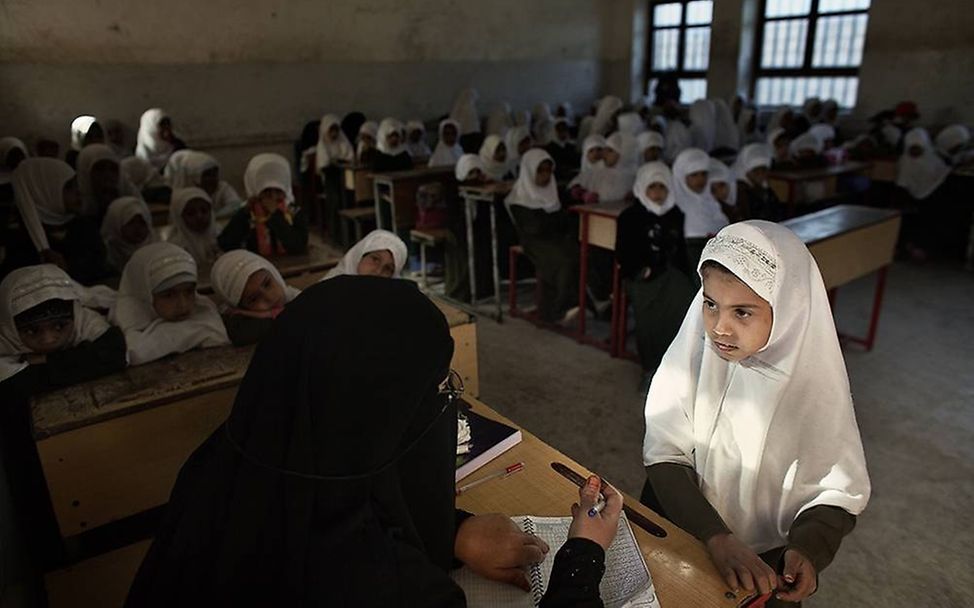 Yemen: I read, I write. © Laura Boushnak/Rawiya Collective