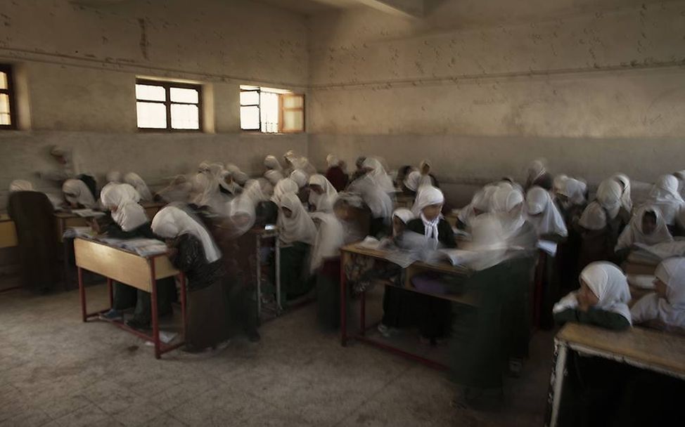 Yemen: I read, I write. © Laura Boushnak/Rawiya Collective