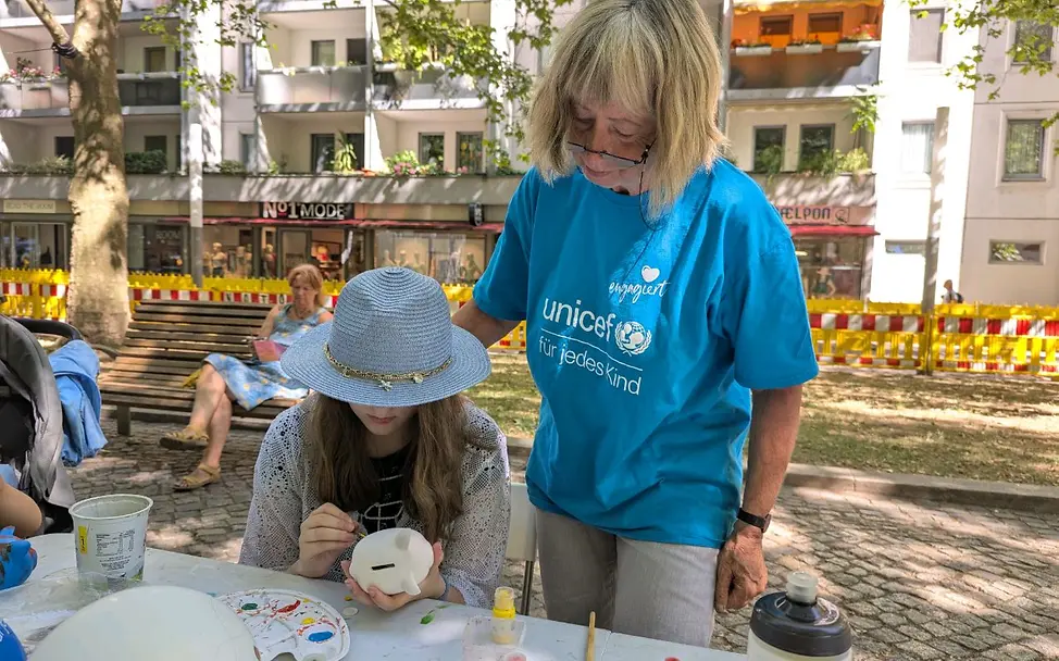 Ein Team der UNICEF-AG Dresden informiert spielerisch über Kinderrechte.