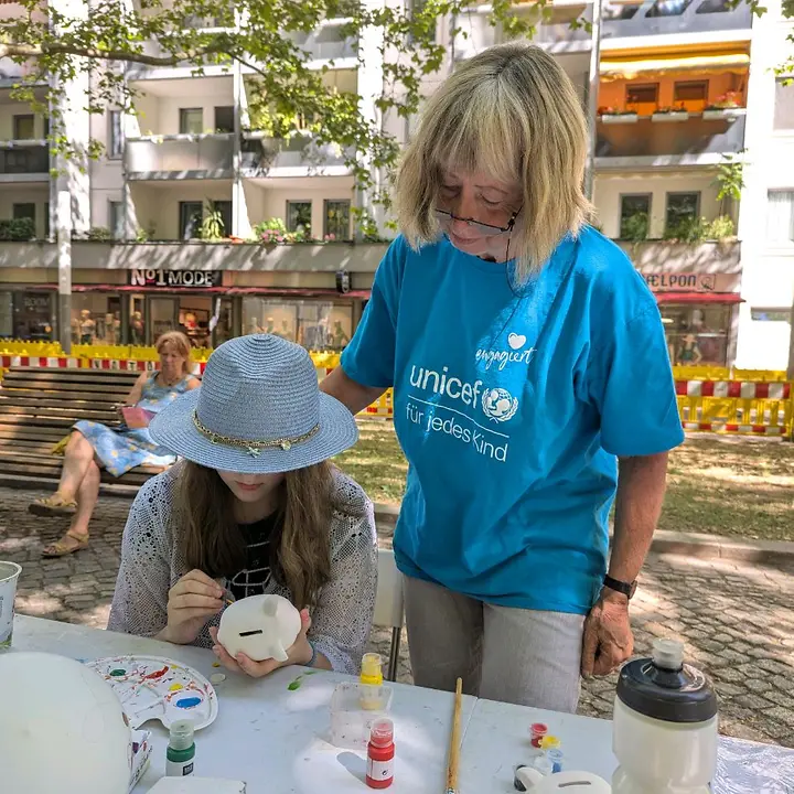Ein Team der UNICEF-AG Dresden informiert spielerisch über Kinderrechte.