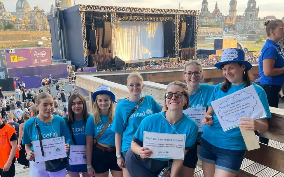 Wir werben in blauen UNICEF-T-Shirts für die Pfandspendenaktion bei den Filmnächten am Elbufer