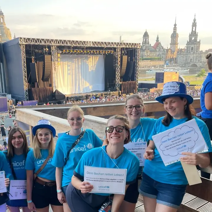 Wir werben in blauen UNICEF-T-Shirts für die Pfandspendenaktion bei den Filmnächten am Elbufer