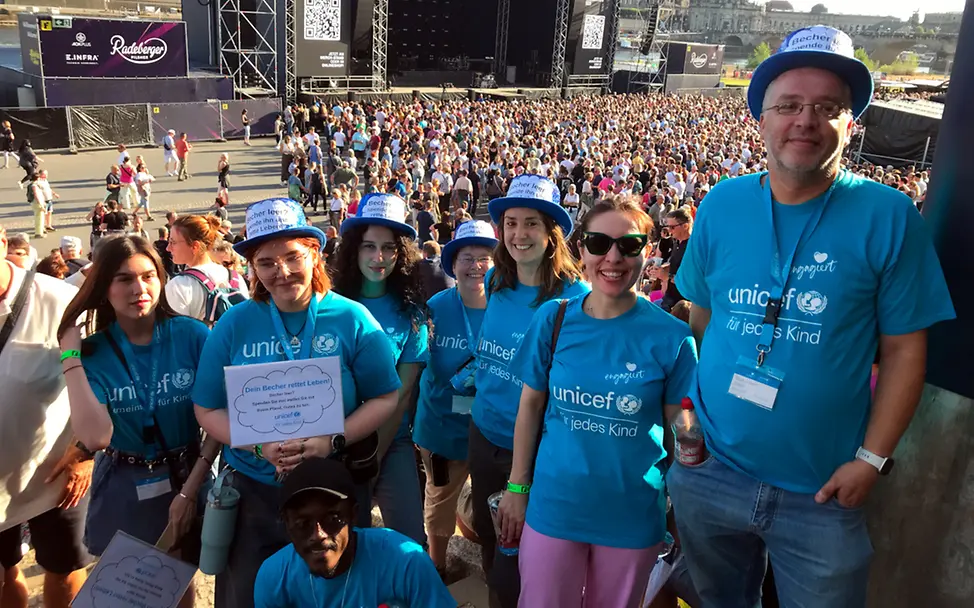 Wir werben in blauen UNICEF-T-Shirts für die Pfandspendenaktion bei den Filmnächten am Elbufer