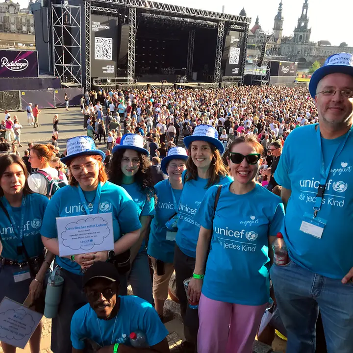 Pfandspendenaktion bei den Filmnächten am Elbufer - siehe unten bei "News und Events" Wir werben in blauen UNICEF-T-Shirts für die Pfandspendenaktion bei den Filmnächten am Elbufer