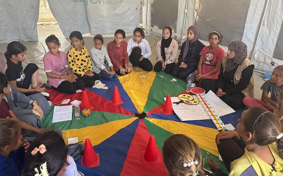 Kinder nehmen an einer von UNICEF unterstützten Aktivität zur psychischen Gesundheit teil.