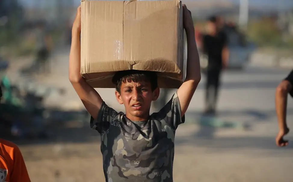 Kinder Gaza: Fadi (13) besorgt unter Lebensgefahr Essen für seine Familie. 