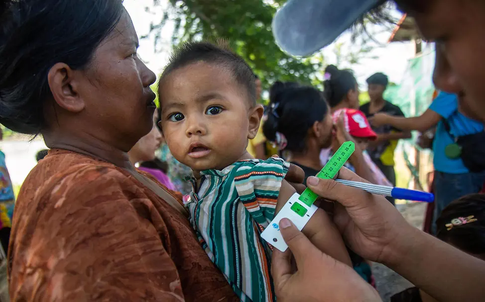 Myanmar Spenden: Ein UNICEF-Helfer misst den Oberarm eines Babys in der Region Mandalay. 