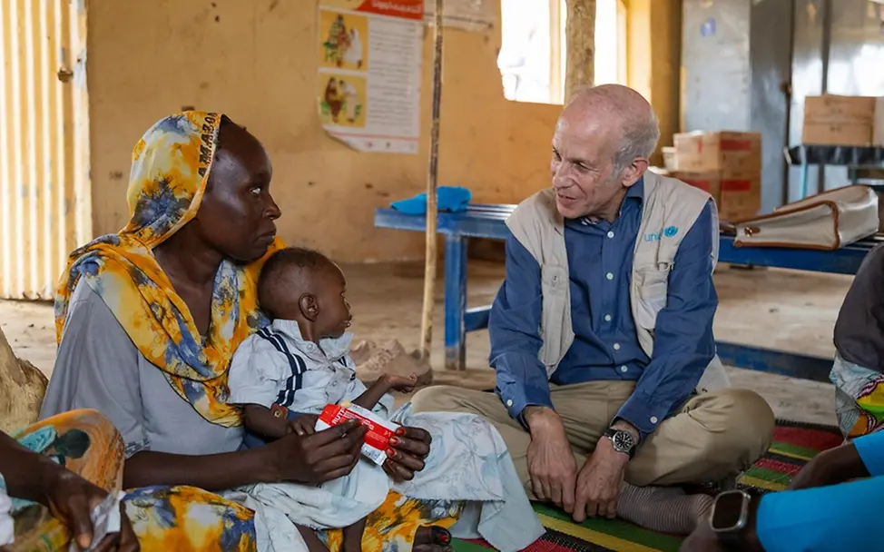 UNICEF-Vertreter Sheldon Yett spricht mit Müttern | © UNICEF/Elfatih Kinder Sudan: UNICEF-Vertreter Sheldon Yett spricht mit Müttern
