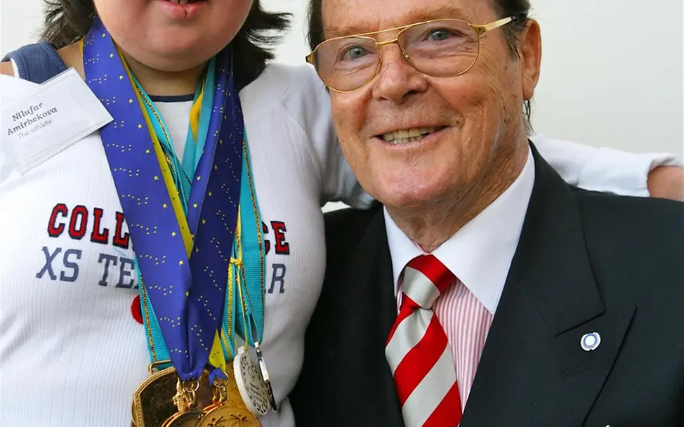 Sir Roger Moore bei den Olympischen Spielen für Kinder mit Behinderung 2010. ©UNICEF/Pirozzi Sir Roger Moore bei den Olympischen Spielen für Kinder mit Behinderung 2010. ©UNICEF/Pirozzi