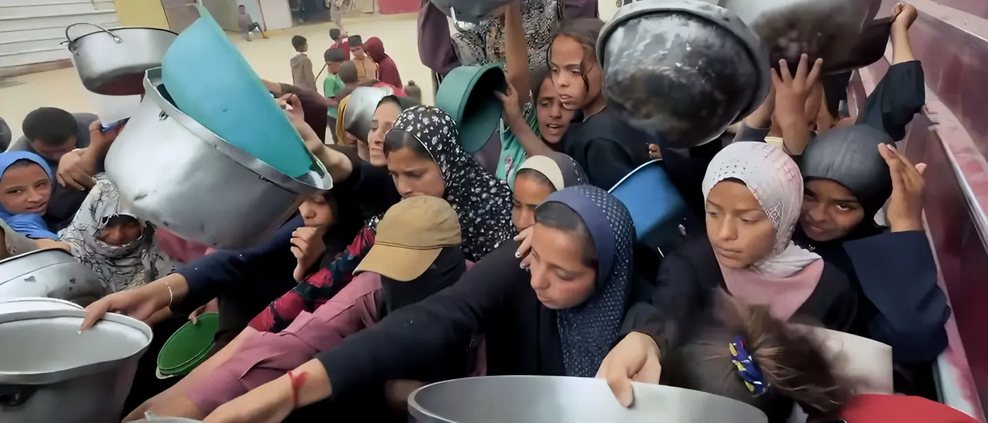 Gaza: Kinder vor einer Essensausgabe.