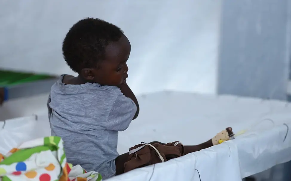 Kinder und Erwachsene werden in einem Cholera-Behandlungszentrum medizinisch versorgt. 
