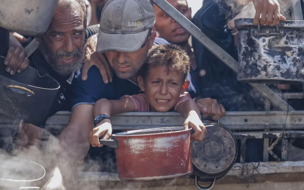Gaza: Ein Kind ist verzweifelt auf der Suche nach Lebensmitteln. 