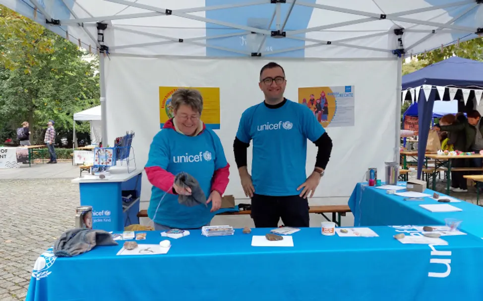 Aktionsstand der UNICEF-AG Dresden beim Straßenfest der Interkulturellen Tage