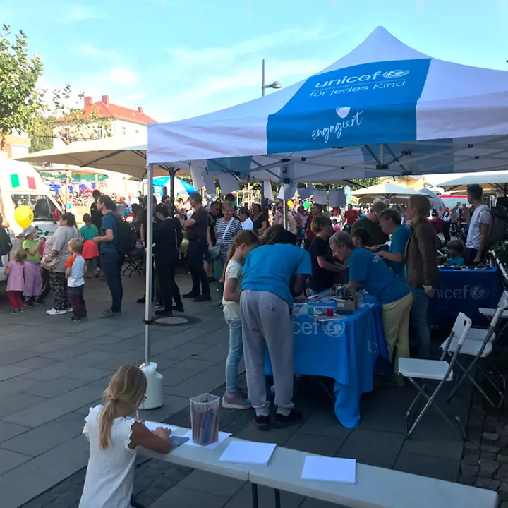 Weltkindertag in Radebeul am Kulturbahnhof Weltkindertag in Radebeul am Kulturbahnhof - buntes Treiben und UNICEF-Stand mit Pavillon