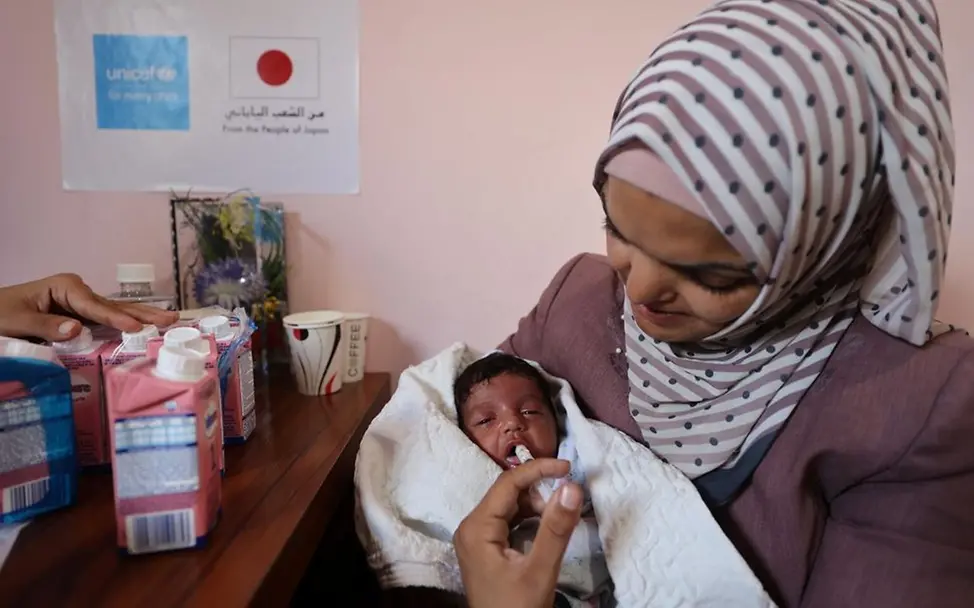Gaza: Ein Kind erhält lebensrettende Spezialmilch. 