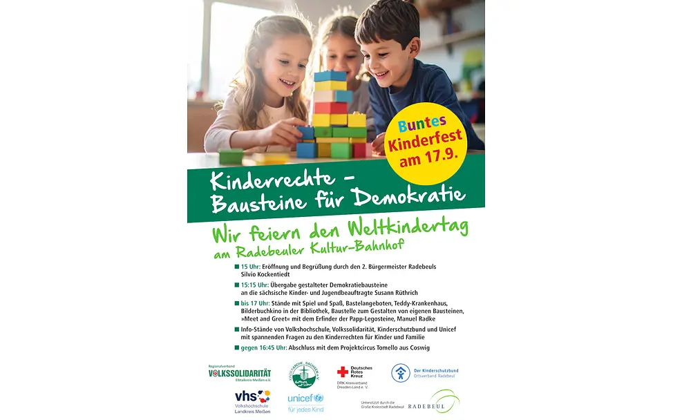 Flyer zum Weltkindertag 2025 in Radebeul mit Kindern, die einen Turm aus bunten Bausteinen bauen Flyer zum Weltkindertag 2025 in Radebeul mit Kindern, die einen Turm aus bunten Bausteinen bauen