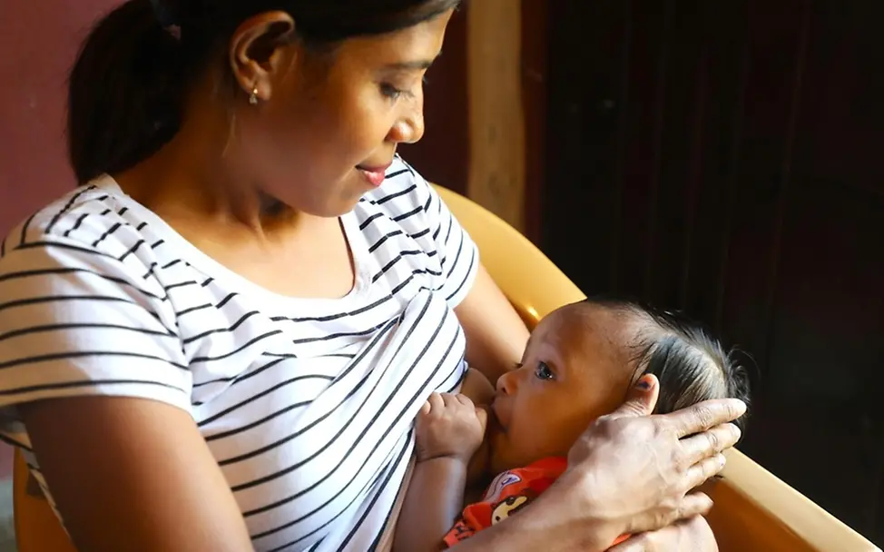 Alt Babys richtig stillen: Mutter und Baby beim Stillen 