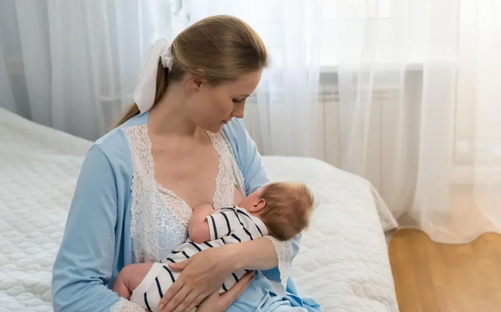 Babys richtig stillen: Mutter und Baby beim Stillen