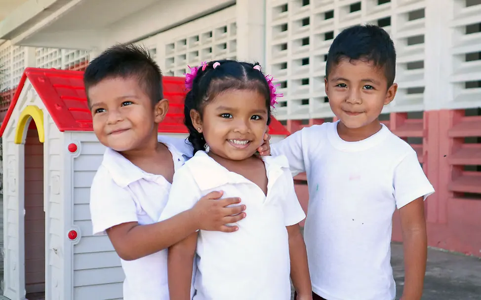 El Niño: Kinder in Mexiko an einer Vorschule, die mit Hilfe von UNICEF gegen Hurrikane gerüstet wurde. 