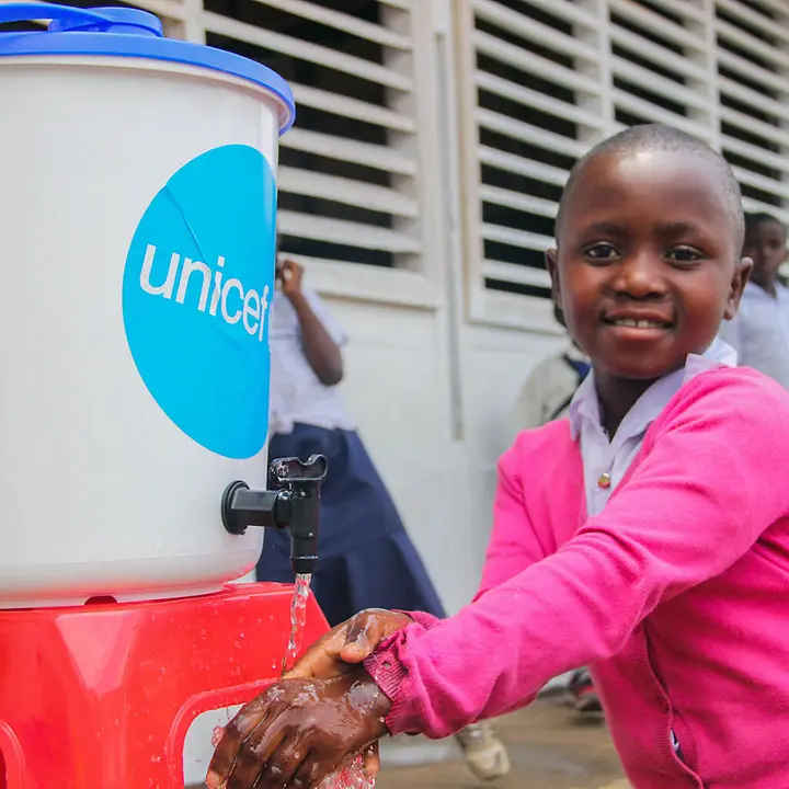 Ebola Kongo: Ein Mädchen wäscht sich an einer UNICEF-Händewaschstation die Hände 