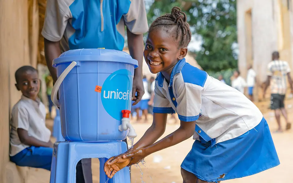 Ebola bekämpfen: Ein Mädchen im Kongo wäscht sich an einer UNICEF-Wasserstation die Hände. 