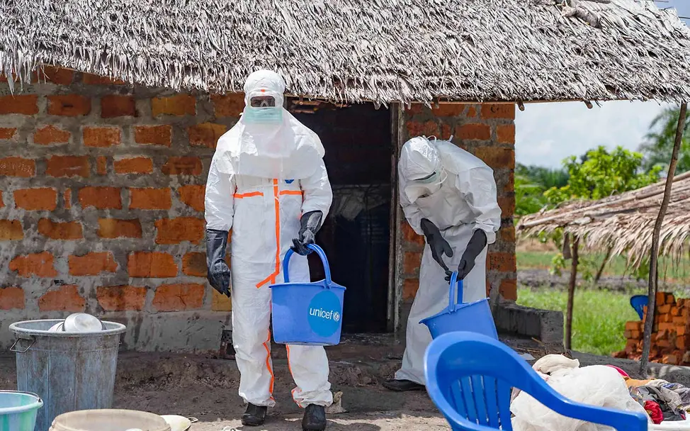 Ebolaausbruch eindämmen: Ein von UNICEF unterstütztes Team dekontaminiert ein Haus.