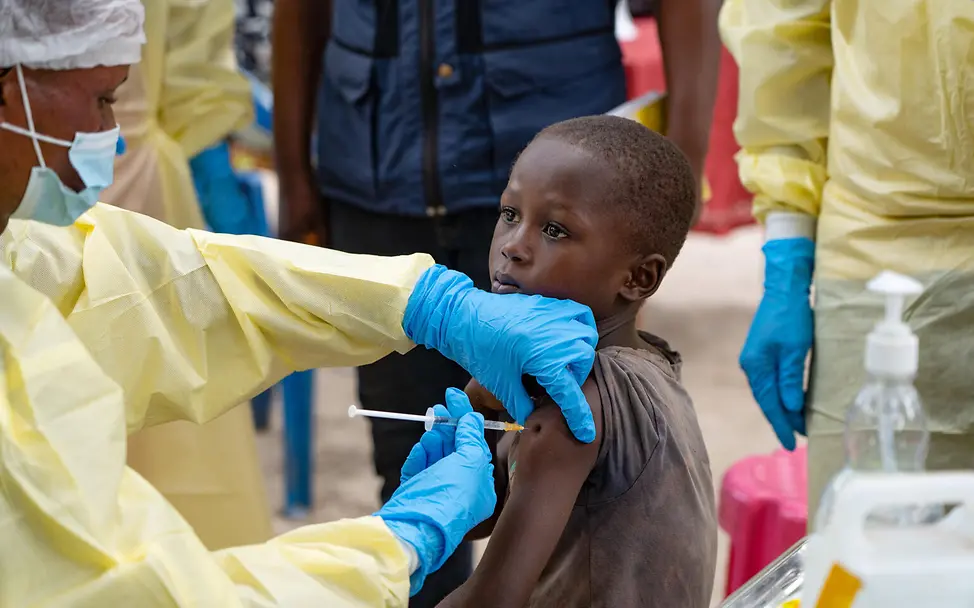 Ebola-Impfung: Ein Junge in einem Ebolagebiet wird gegen den gefährlichen Erreger geimpft. 