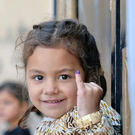 Ein markierter Finger nach erfolgreicher Impfung | UNICEF/Khayyam Ein markierter Finger nach erfolgreicher Impfung