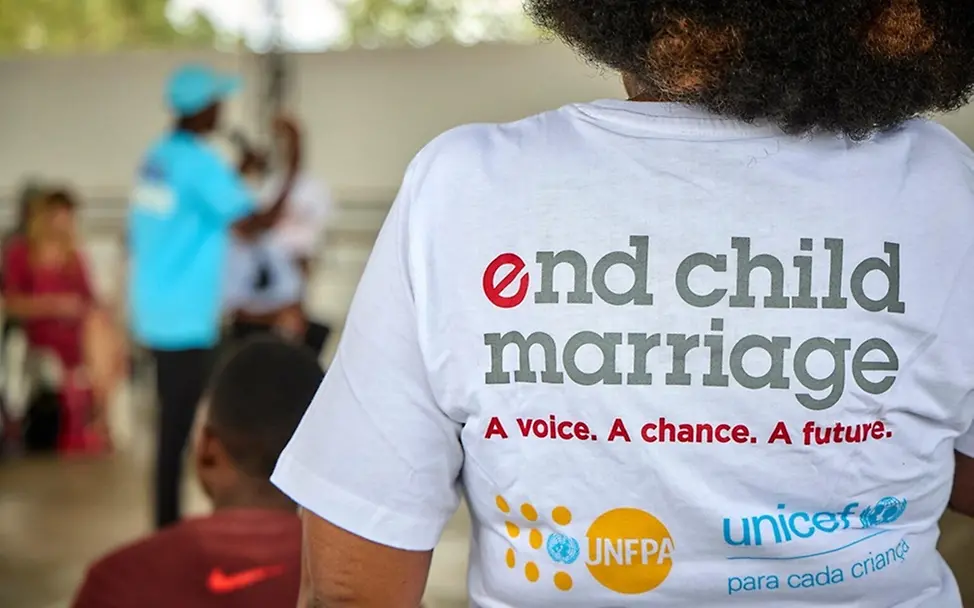 In einer Gemeinde in Mosambik werden die Menschen über Kinderehen informiert. | © UNICEF/Lehn Kinderehe: Mosambik Kinder