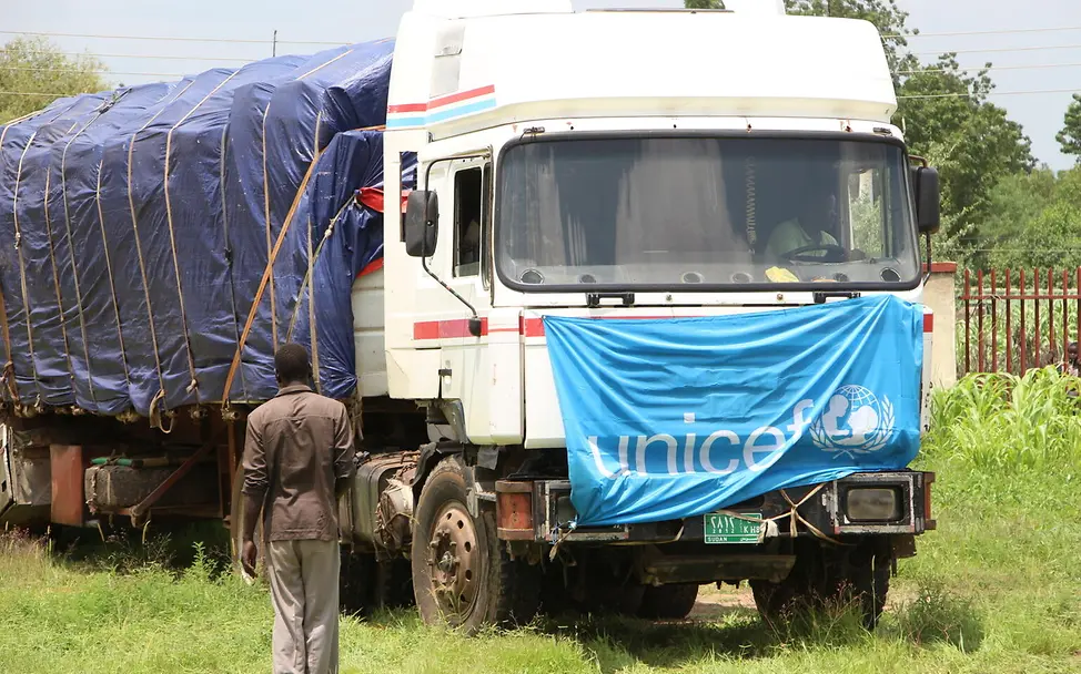 Sudan Nothilfe: Ein mit lebensrettenden UNICEF-Hilfsgütern beladener Lkw erreicht den Sudan. 