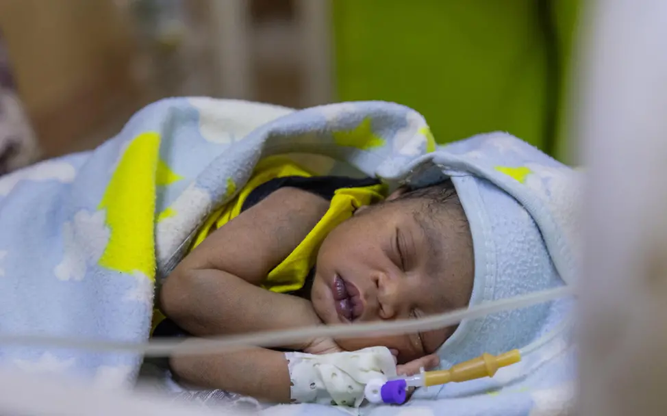 Sudan Krieg: Ein mangelernährtes Baby im Sudan bekommt in einem Krankenhaus eine stärkende Infusion. 