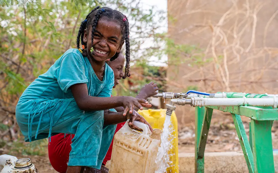Sudan Krieg: Ein Mädchen füllt an einer Wasserstelle sauberes Wasser in einen Kanister. 