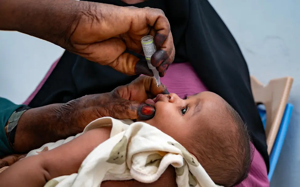 Sudan Krieg: Ein Baby im Bundesstaat Kassala bekommt eine Schluckimpfung als Schutz vor Krankheiten. 