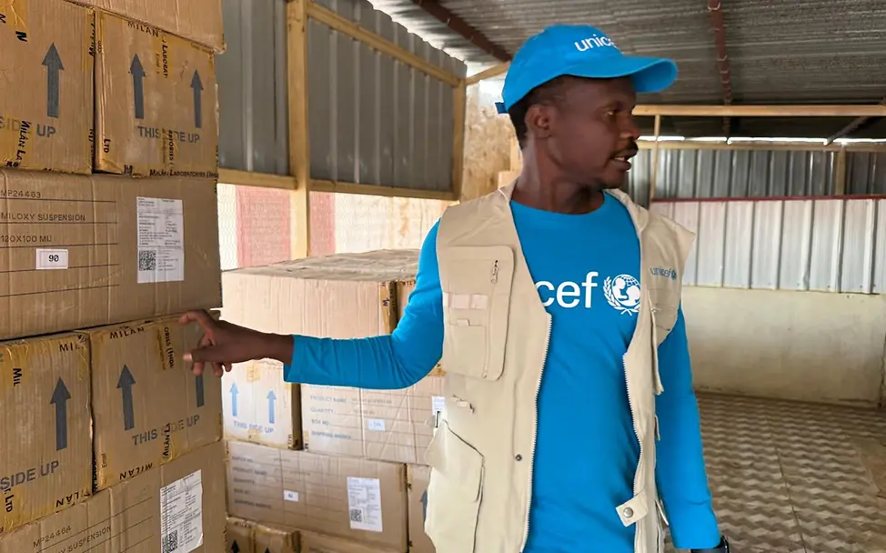 Sudan Krieg: Ein UNICEF-Mitarbeiter überprüft im Warenlager den Bestand an Hilfsgütern. 