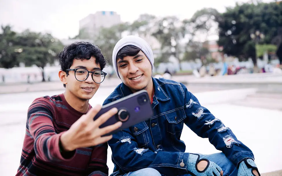 Digitale Gewohnheiten: Zwei Jungen in Guatemala machen am Smartphone ein Selfie. 