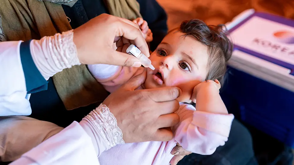 Jordanien: Baby erhält Impfung.
