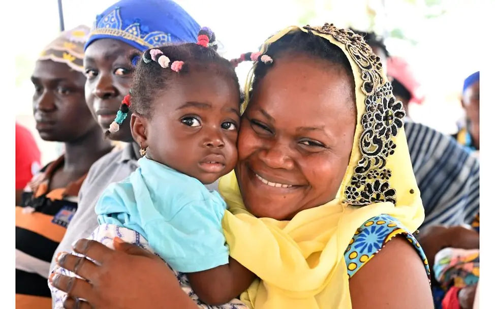 Siemens Healthineers unterstützt Projekte in der Elfenbeinküste |© UNICEF/Dejongh Bild von einer Mutter mit Kind.