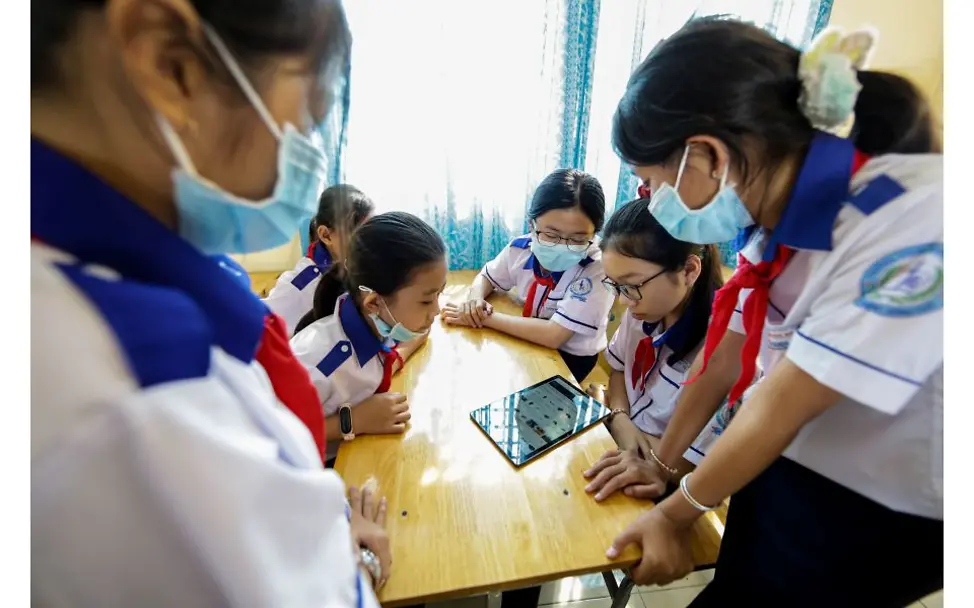 © UNICEF/Le Vu Vietnam: Schulmädchen sitzen an einem Tisch.