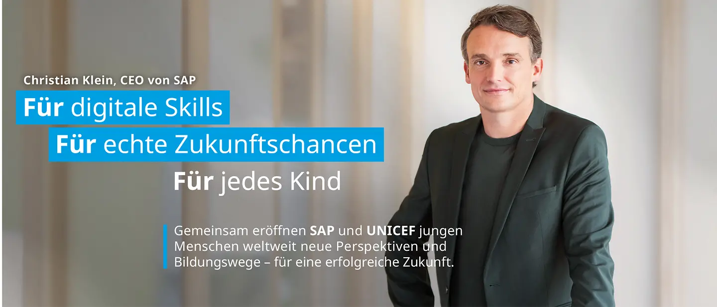 Christian Klein, CEO von SAP  ©SAP Bild von Christian Klein mit der Aufschrift: Für digitale Skills. Für echte Zukunftschancen.