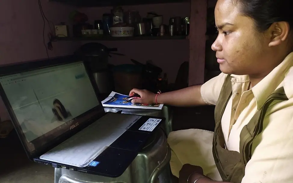 Schüler*innen erhalten einen Zugang zu Online-Portalen | ©UNICEF/UNICEF India  Mädchen  sitzt am Computer und lernt.