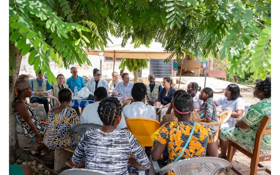 © UNICEF/Ademuyiwa  Eine Dorfgemeinschaft bei einer Versammlung