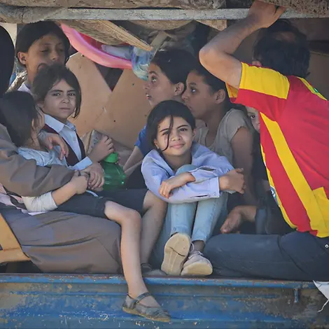 Neue Hoffnung für Kinder und ihre Familien | UNICEF/El Baba Gaza: Ein Mädchen sitzt auf einem Lastwagen