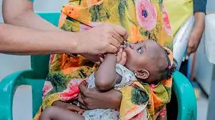 Sudan: Baby bekommt eine Impfung.