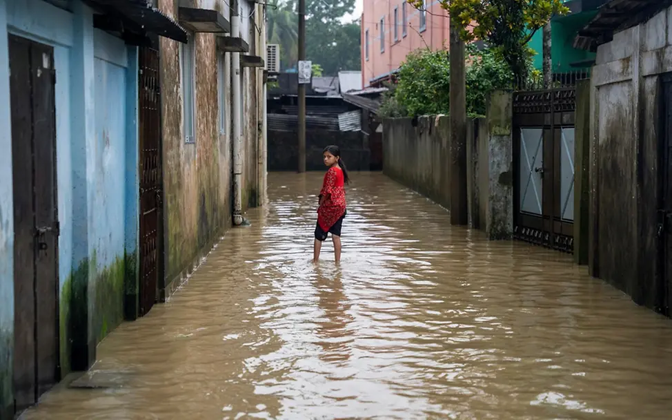 Ein Mädchen auf einer überfluteten Straße. | © UNICEF/Mukut Klima Kinder: Ein Mädchen auf einer überfluteten Straße in Bangladesch.