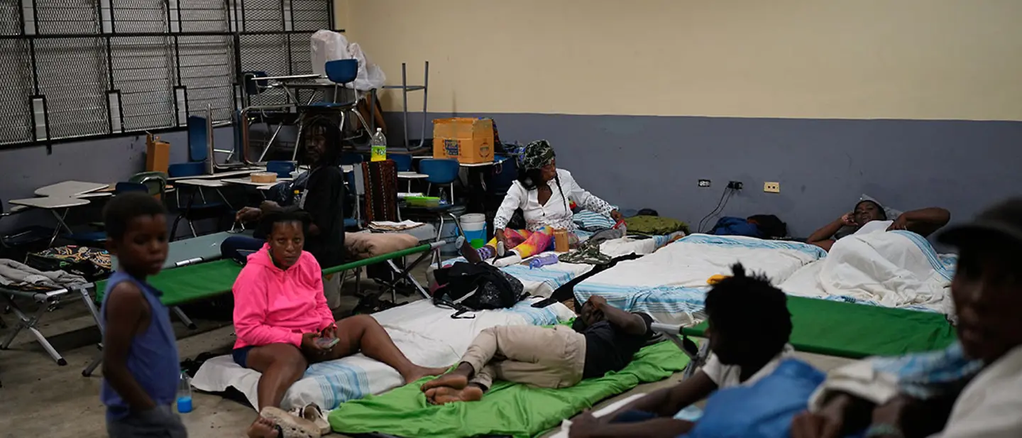 Menschen suchen Zuflucht vor Hurrikan Melissa. | © picture alliance / ASSOCIATED PRESS Hurrikan Jamaika spenden: Ein schwerer Hurrikan bringt Kinder in Jamaika in Gefahr.