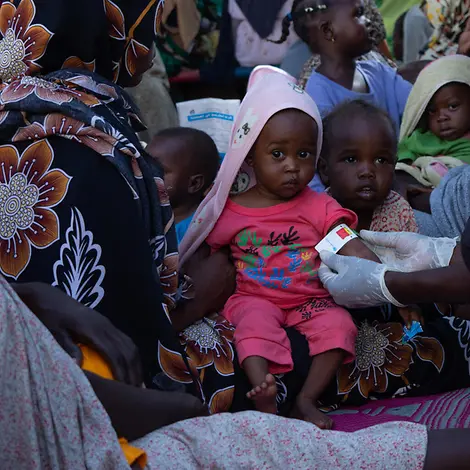 Ein kleines Kind schaut in die Kamera